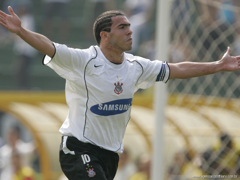 Tévez marcou três vezes na goleada do Corinthians sobre o Santos por 7 a 1