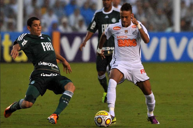 Neymar brilhando com a camisa do Santos