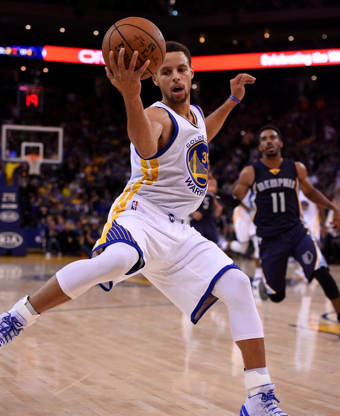 Em Los Angeles, Curry brilha e Warriors batem Lakers no jogo de