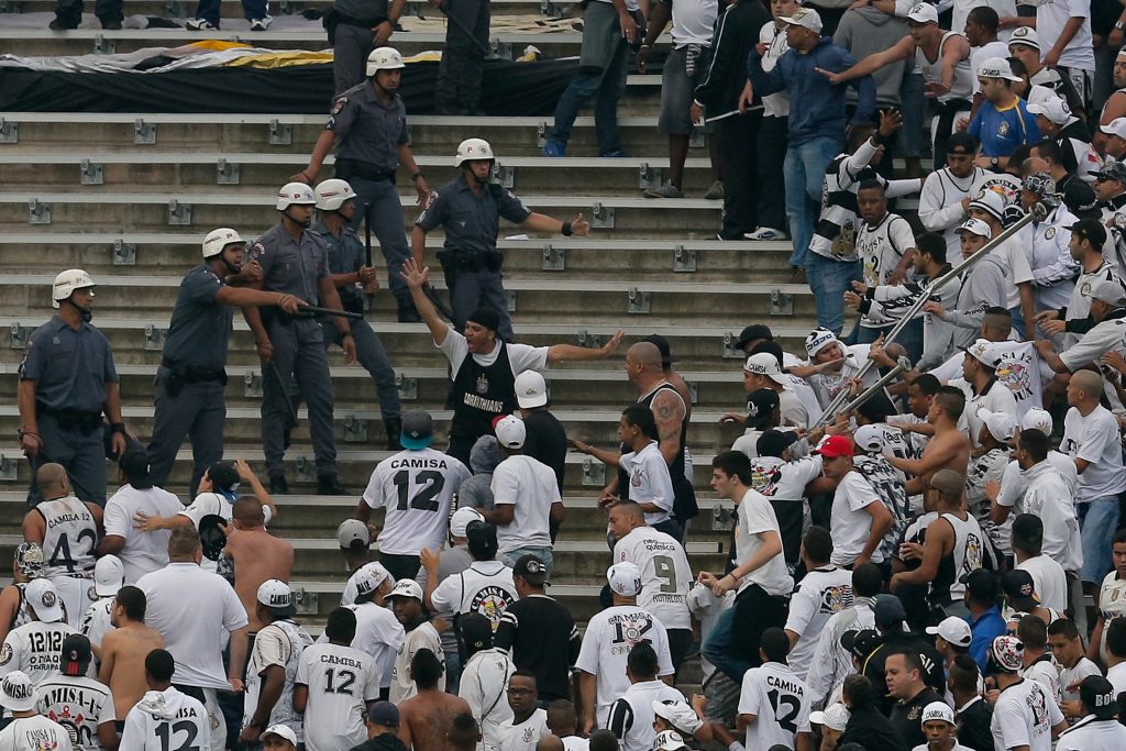 STJD pune Corinthians com perda de mando de campo por gritos homofóbicos da  torcida no Majestoso - Lance!