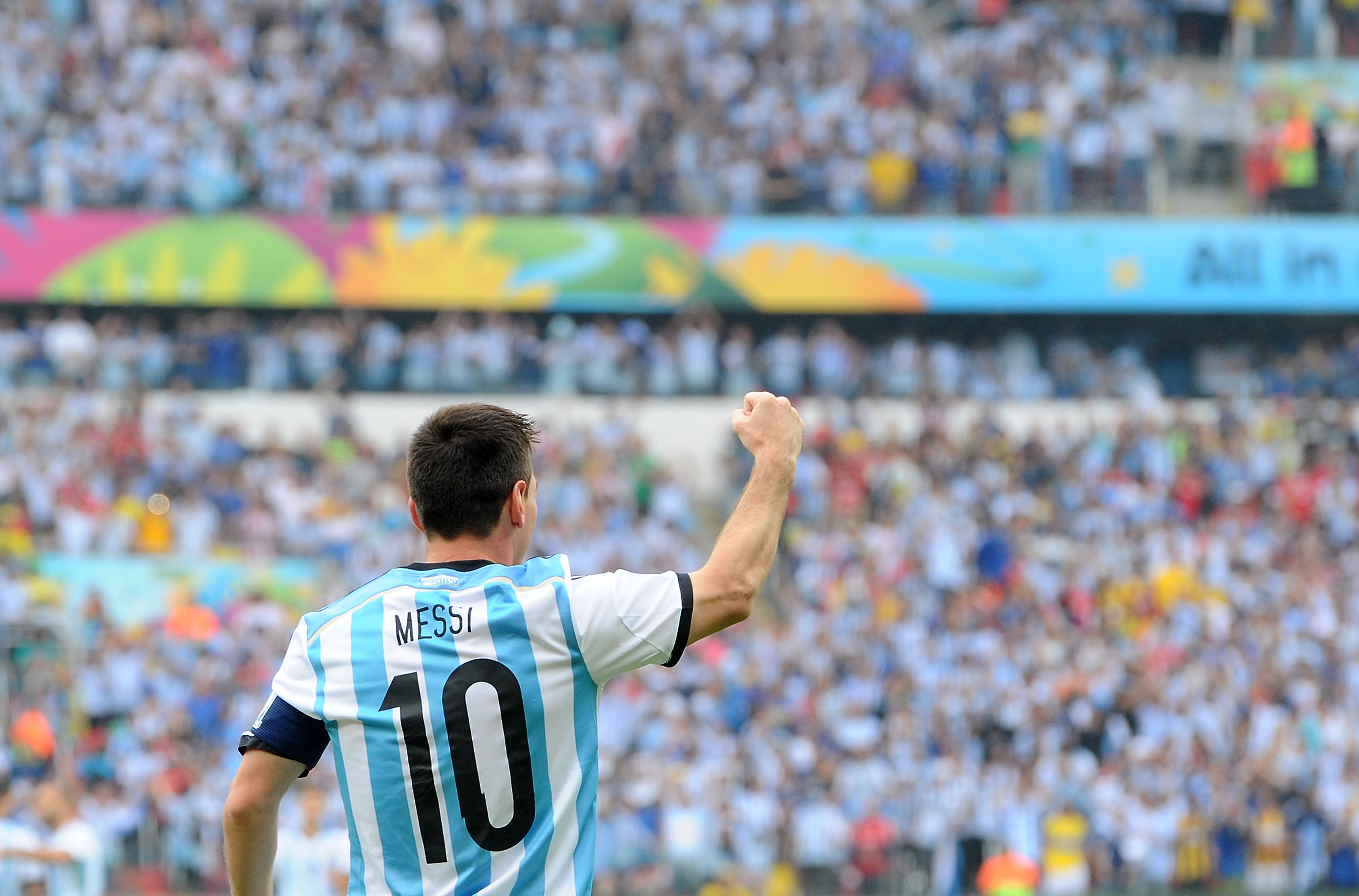 Messi recebe Bola de Ouro da Copa-2014; Neuer é o melhor goleiro