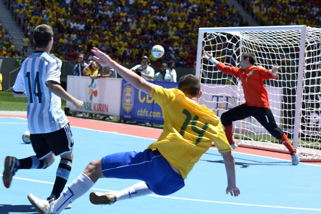 Diante de 50 mil torcedores, Brasil bate a Argentina em amistoso de