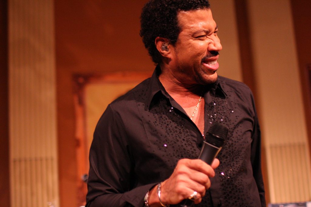 Disney produz filme musical baseado nas músicas de lionel richie – jovem pan