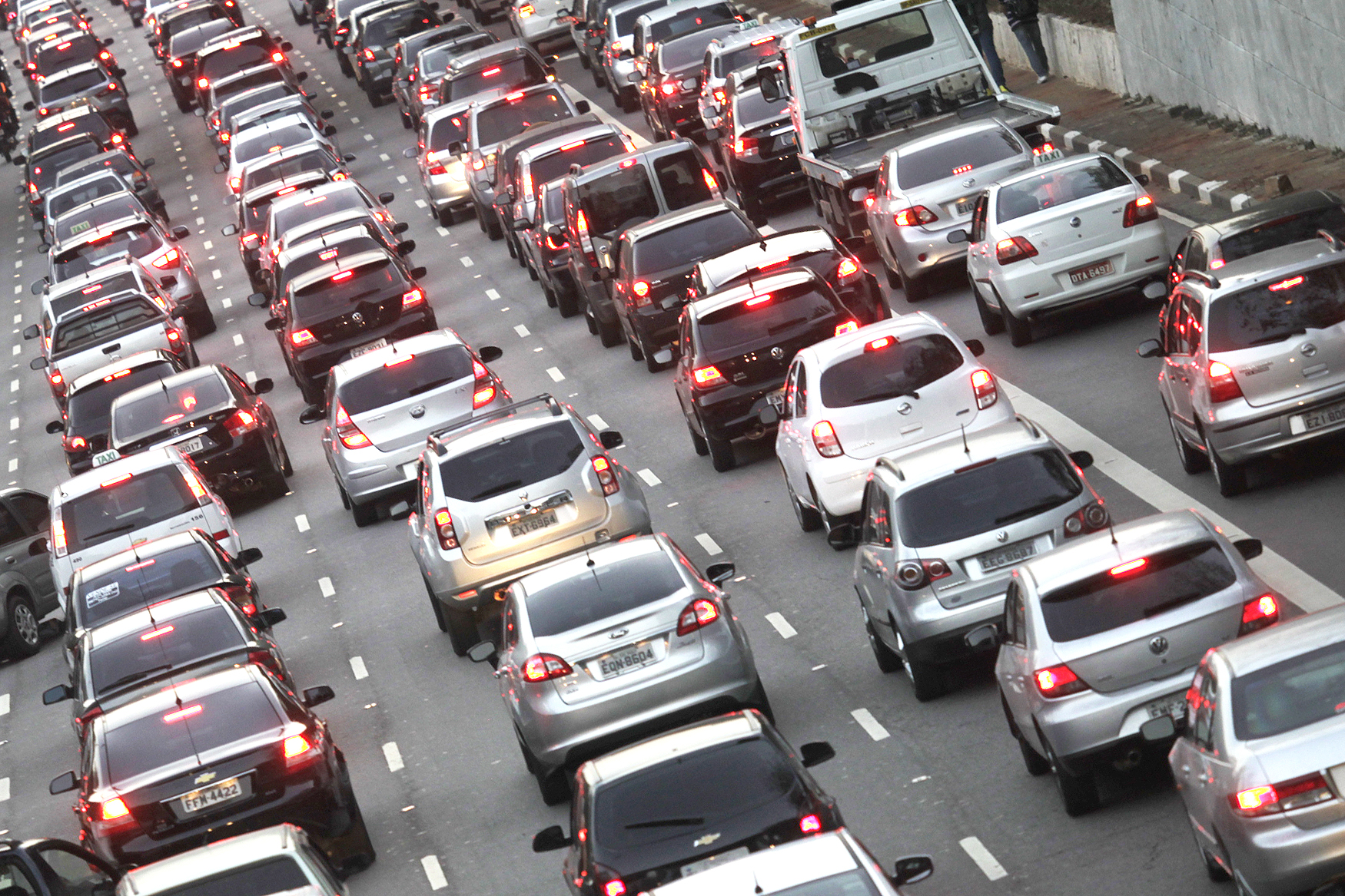 Avenida 23 de Maio congestionada, com excesso de carros