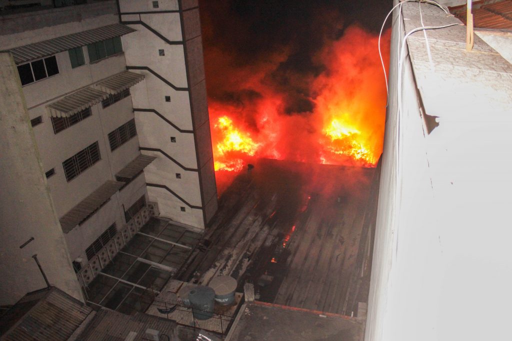 Incêndio atinge shopping popular no Brás, em São Paulo