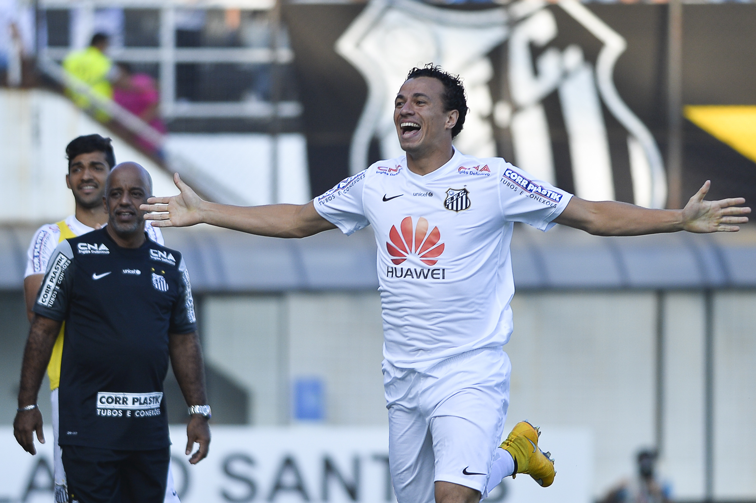 Santos supera Corinthians no Brasileiro de Futebol Feminino