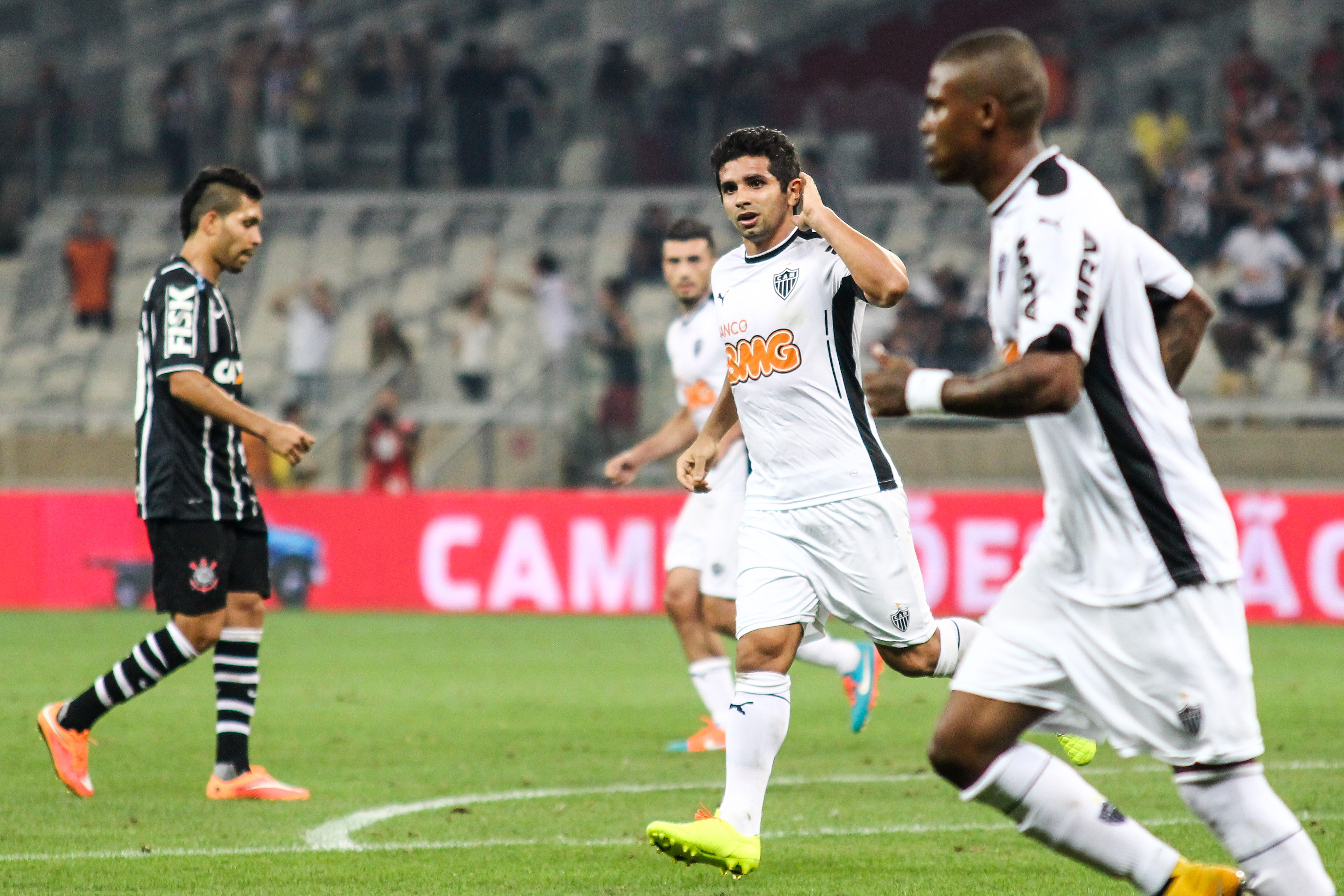 Corinthians sai na frente, mas leva empate de Atlético-MG e cai