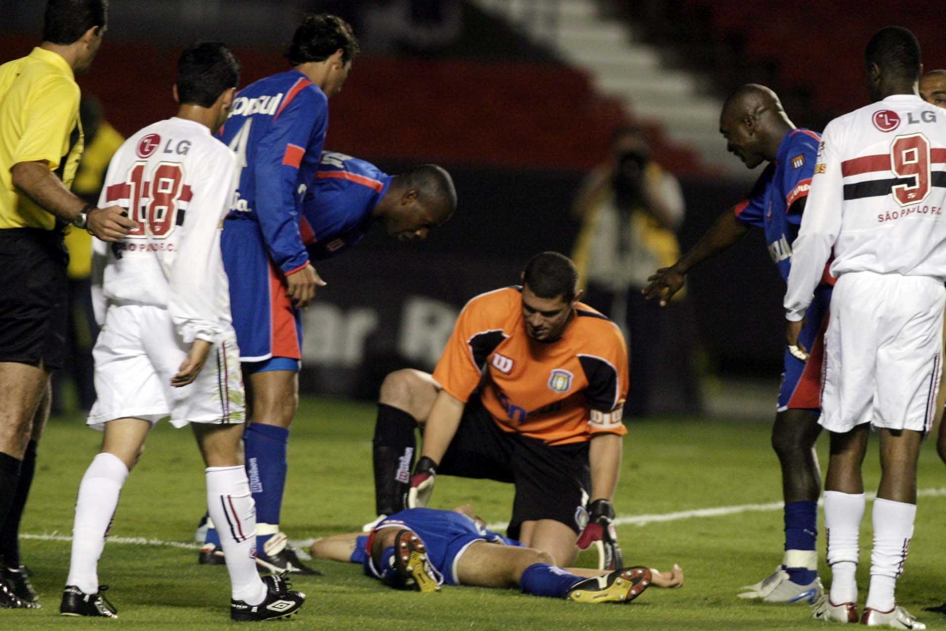 Jogador sofre parada cardíaca e desmaia em campo durante jogo do Campeonato  Inglês - Jogada - Diário do Nordeste