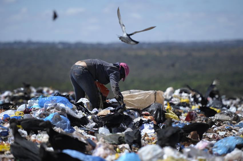 Pessoa catando lixo no Lixão da Estrutural em Brasília