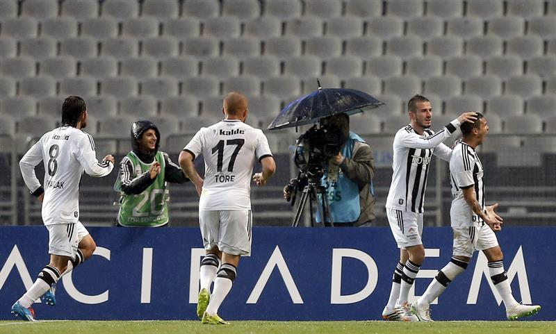 Jogador do Besiktas é ferido em tiroteio em boate na Turquia