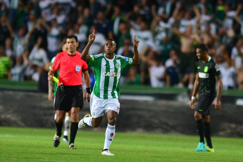 Atlético Nacional empata com Cerro e pega Chapecoense na final