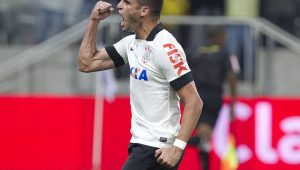 Corinthians anuncia retorno do meio-campista Renato Augusto, segundo reforço da era Sylvinho