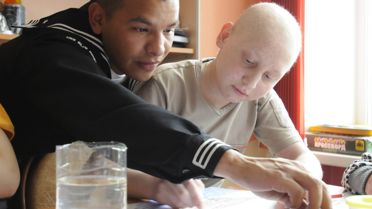 Подростковый рак. Ребенок с головной опухолью. Онкологические больные дети. Виноваты звезды хейзел. Онкобольные подростки.