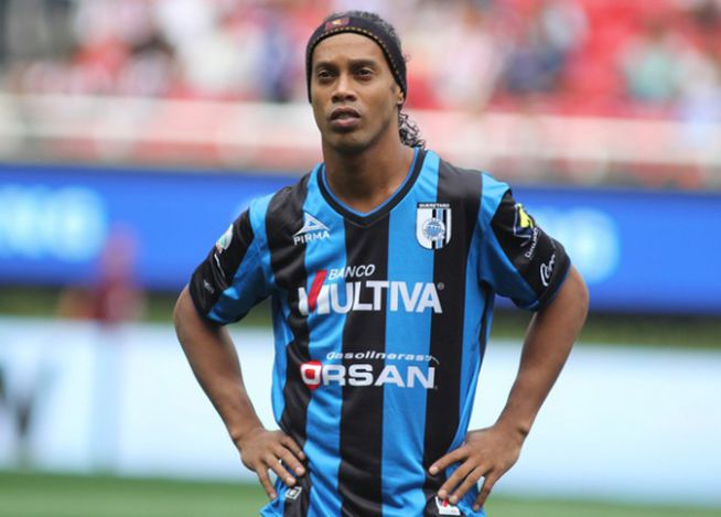 Ronaldinho, por favor, se aposente enquanto ainda há tempo