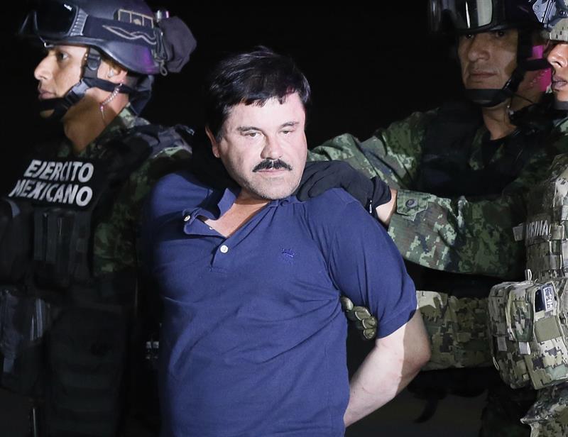 Narcotraficante Joaquín "El Chapo" Guzmán é conduzido a helicóptero da marinha mexicana