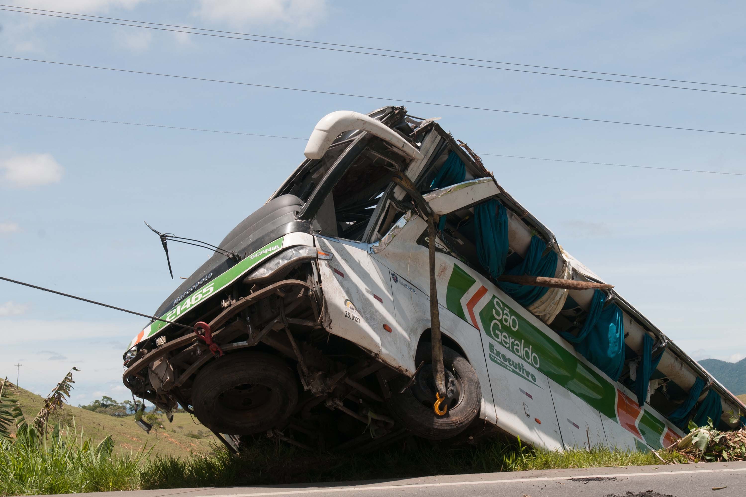 Ônibus capota e cai em ribanceira na BR-251; 25 pessoas ficaram feridas