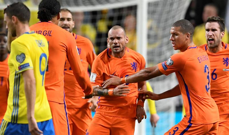 Mundo da Bola on X: Após se aposentar da seleção holandesa, o meia  Sneijder ganhou uma camisa feita com pedaços de todos os uniformes que ele  vestiu pela Holanda.  / X