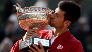 Djokovic beija taça de Roland Garros