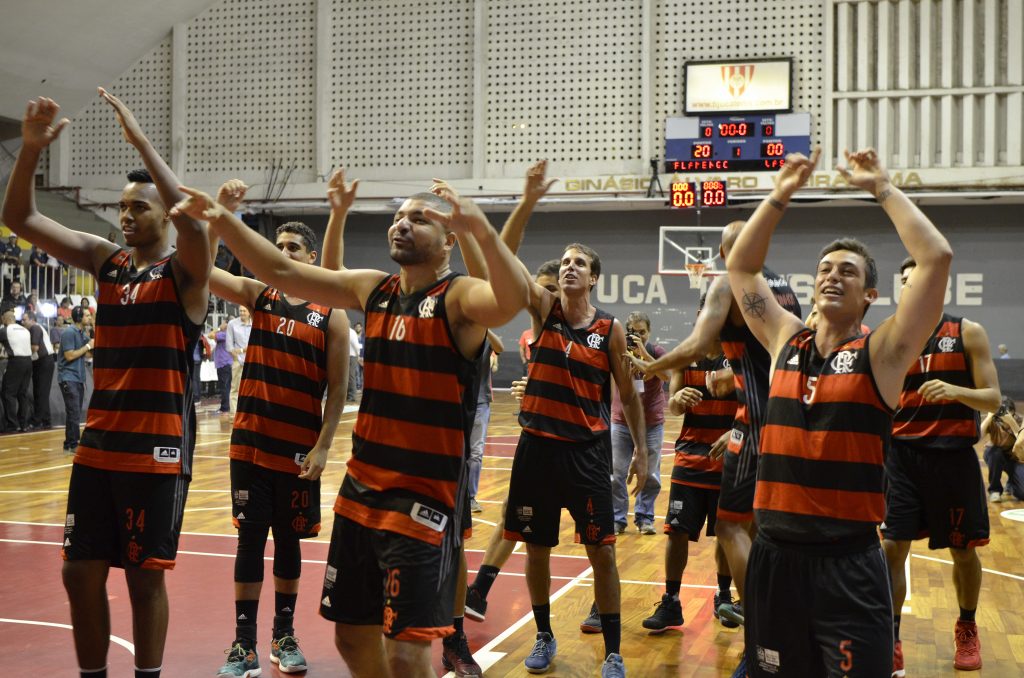 Vasco não entra em quadra e Flamengo é campeão carioca de ...