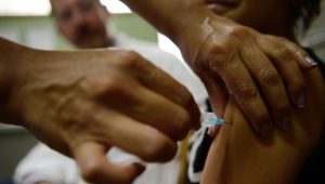 Alunas do Centro de Ensino Fundamental 25, em Ceilândia, são vacinadas contra o papiloma vírus humano