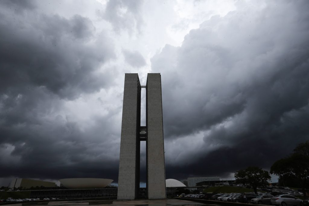 O fio solto que liga o crime organizado ao coração do poder