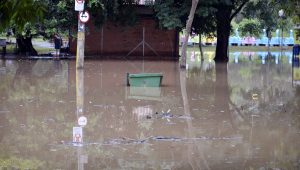 Motociclista morre após ser arrastado por enxurrada no interior de SP