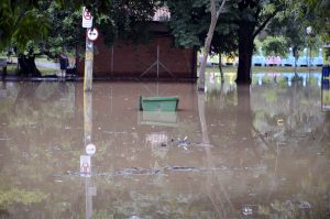 590776275-o-rio-piracicaba-transbordou-invadindo-casas-e-espalhando-lixo-por-toda-cidade-do-interior-de-sao-pa-1-300x199 Motociclista morre após ser arrastado por enxurrada no interior de SP