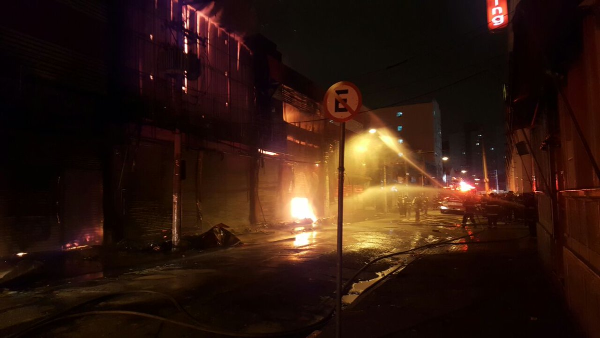 Incêndio atinge shopping popular no Brás, em São Paulo