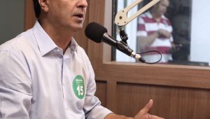 O prefeito de Cuiabá, Emanuel Pinheiro, falando ao microfone