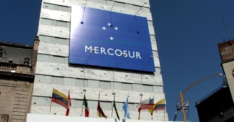 Placa com o nome do Mercosul; bandeiras dos países do bloco aparecem abaixo