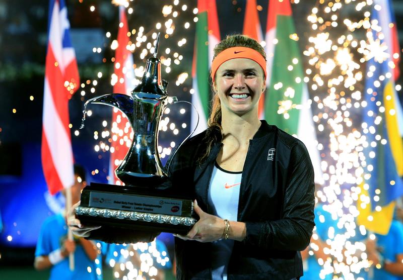 Elina Svitolina posa com troféu conquistado em Taiwan