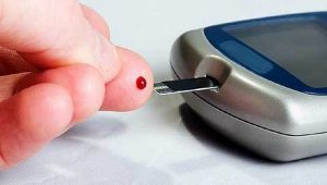 Imagem de um aparelho de medição de insulina e de um lado sangrando