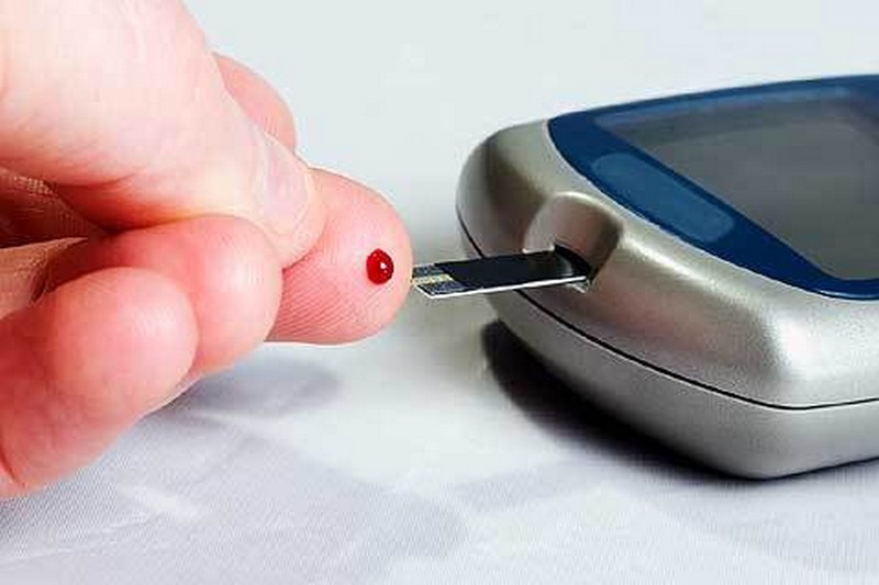 Imagem de um aparelho de medição de insulina e de um lado sangrando
