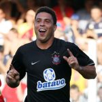 Golaço de Ronaldo na Vila faz 11 anos; reveja como o Fenômeno ‘destruiu’ no Corinthians