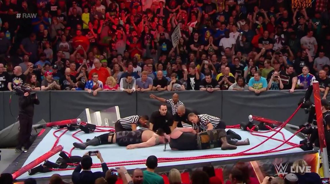 Atleta de luta livre leva chutes na cabeça e perde a memória em evento da  WWE