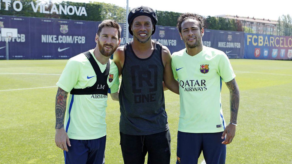 Ronaldinho ao lado de Messi e Neymar durante visita no Barcelona
