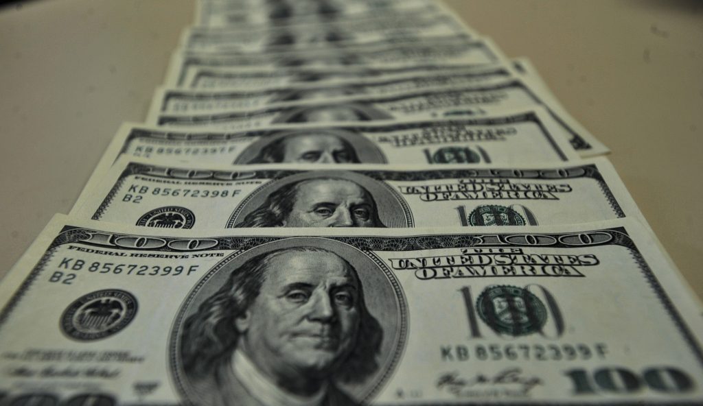 Dólar sobe após autoridade monetária dos EUA reafirmar compromisso com juros baixos