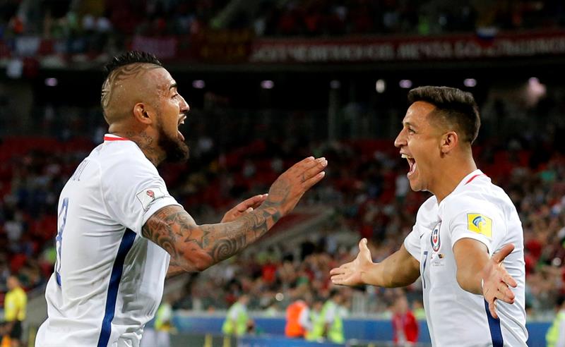 Vidal e Sánchez comemoram o segundo gol da seleção chilena