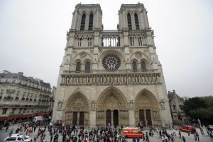 Seis anos após incêndio, Notre-Dame conclui a reinstalação de monumentos da agulha
