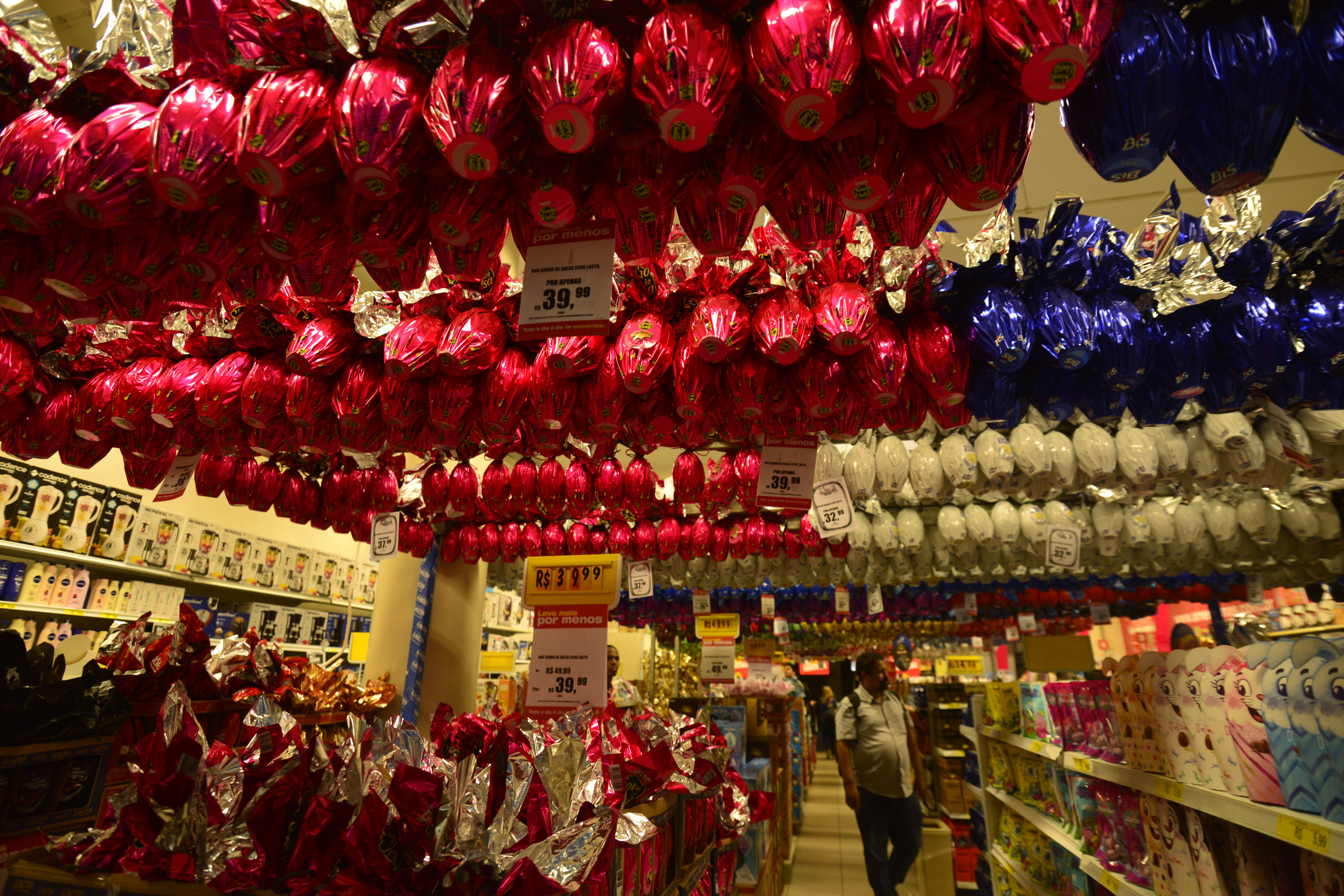 Supermercado com exposição de ovos de páscoa para vendas