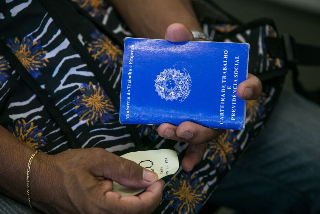 Medo do desemprego cai, mas segue em nível bem acima da media histórica, diz cni – jovem pan