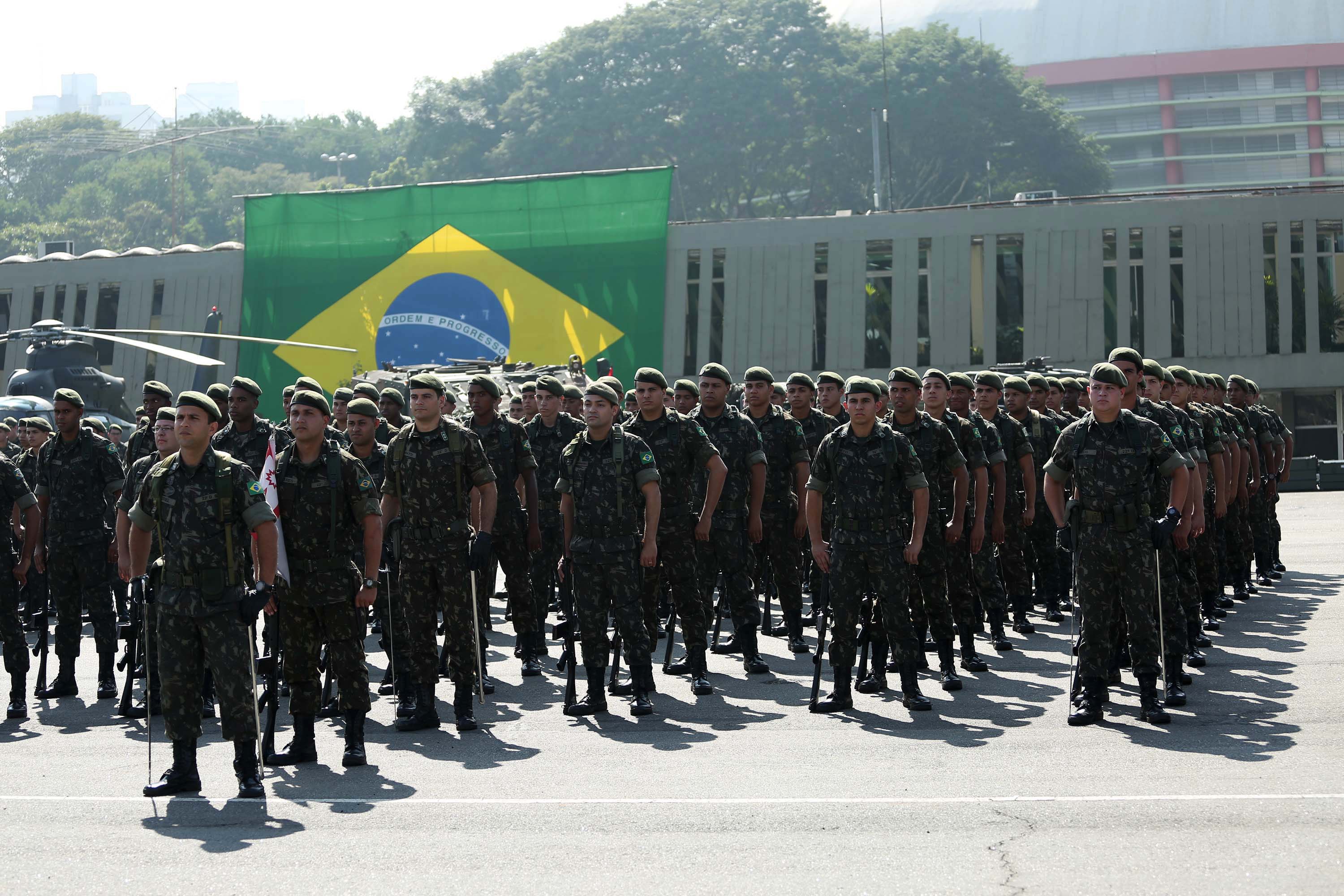 As pensões e os bilhões da família militar