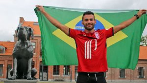 Thiago Maia escolhe música no Flamengo e avisa: 'Bola passa, jogador, não