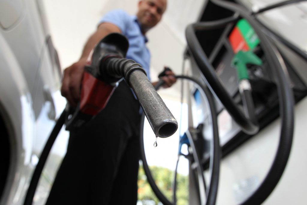 Litro da gasolina cai pela segunda semana e chega a R$ 5,51 nos postos, aponta ANP