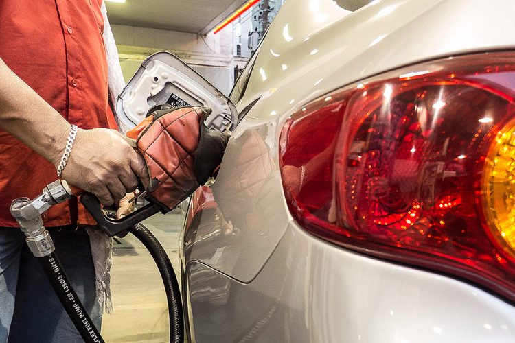 Nos últimos 12 meses, o preço da gasolina subiu quase 50%, segundo o IBGE