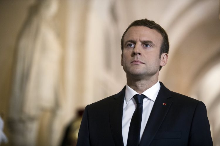 Emmanuel Macron passa por galeria dos bustos no Palácio de Versalhes antes de pronunciamento frente a um legislativo desconfortáve