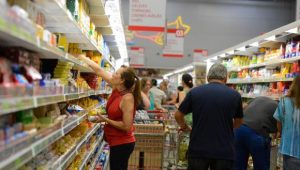 Consumidores em corredor de supermercado