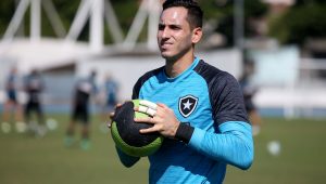 Gatito Fernández renovou com o Botafogo