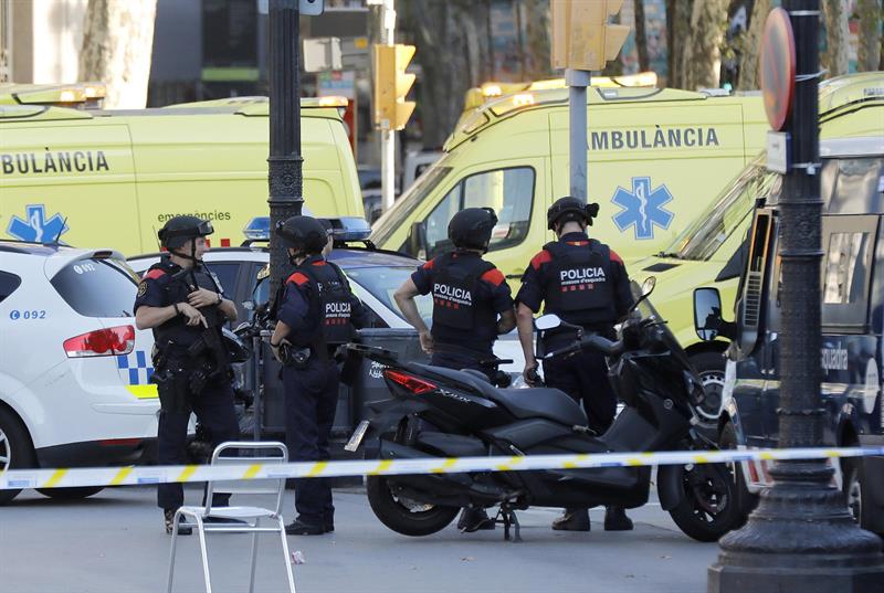 Polícia de Barcelona encontrou outro terrorista morto dentro de um carro a 3 km do local do atentado