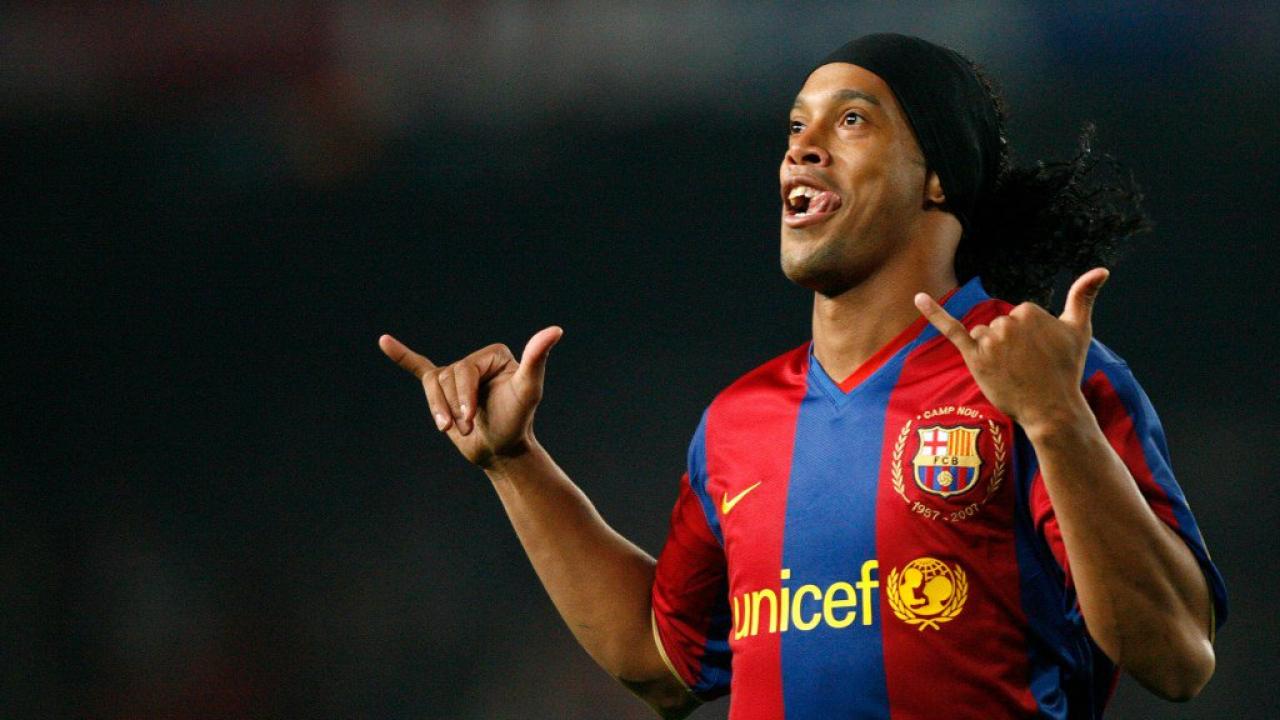 Ronaldinho Gaucho - Dribles e Gols Barcelona e + Lances